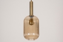 Foto 13795-4: Smalle, sfeervolle hanglamp in messingkleur voorzien van een amberkleurig glas, geschikt voor led verlichting.