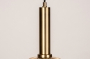 Foto 13795-8: Smalle, sfeervolle hanglamp in messingkleur voorzien van een amberkleurig glas, geschikt voor led verlichting.
