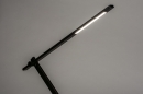 Foto 13867-5: Moderne, dimbare led tafellamp / bureaulamp uitgevoerd in een mat zwarte kleur. 