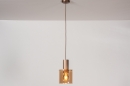 Foto 13874-8: Mooie hanglamp met een amberkleurig glas aan een koperkleurige plafondplaat, geschikt voor led.