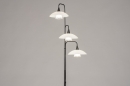 Foto 14105-5: Mattschwarze, dimmbare Art-Déco-Stehleuchte mit Opalglas-Lampenschirmen, die mit dimmbarer LED-Beleuchtung ausgestattet sind.