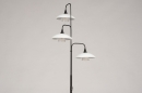Foto 14105-6: Mattschwarze, dimmbare Art-Déco-Stehleuchte mit Opalglas-Lampenschirmen, die mit dimmbarer LED-Beleuchtung ausgestattet sind.