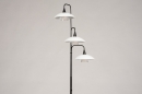 Foto 14105-7: Mattschwarze, dimmbare Art-Déco-Stehleuchte mit Opalglas-Lampenschirmen, die mit dimmbarer LED-Beleuchtung ausgestattet sind.