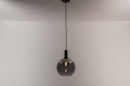 Foto 14334-2: Trendy, zwarte hanglamp voorzien van een bolvormig rookglas, geschikt voor vervangbaar led. 
