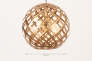 Foto 14957-1: Gouden hanglamp in bolvorm met geometrische vormen 