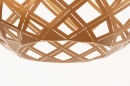 Foto 14957-7: Gouden hanglamp in bolvorm met geometrische vormen 