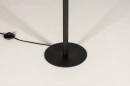 Foto 14972-18: Schwarze Stehlampe mit drei verschiedenen Looks; schwarze Leselampe, Leselampe mit Messingdetail oder industrielle Stehlampe