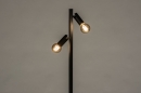Foto 14972-8: Schwarze Stehlampe mit drei verschiedenen Looks; schwarze Leselampe, Leselampe mit Messingdetail oder industrielle Stehlampe