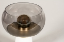Foto 15153-10: Witte tafellamp met messing en rookglas