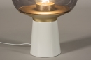 Foto 15153-11: Witte tafellamp met messing en rookglas