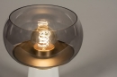 Foto 15153-8: Witte tafellamp met messing en rookglas