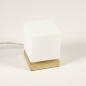 Foto 15163-6: Design tafellamp in kubus vorm van opaalglas en messing met touchdimmer