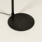 Foto 15202-10: Zwarte vloerlamp met stoffen kap in het wit en schakelaar op het armatuur