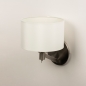 Foto 15207-4: Wandlamp met witte lampenkap van stof en schakelaar op armatuur