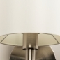 Foto 15207-6: Wandlamp met witte lampenkap van stof en schakelaar op armatuur