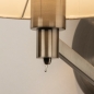 Foto 15207-8: Wandlamp met witte lampenkap van stof en schakelaar op armatuur