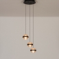 Foto 15210-2: Zwarte hanglamp met drie amberkleurige glazen die trapsgewijs naar beneden hangen