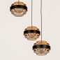 Foto 15210-8: Zwarte hanglamp met drie amberkleurige glazen die trapsgewijs naar beneden hangen
