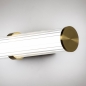 Foto 15229-8 detailfoto: Art deco wandlamp met koker van geribbeld glas en messing details 