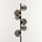 Foto 15256-8: Zwarte dimbare vloerlamp met zes bollen van rookglas in boutique hotel stijl