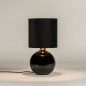 Foto 15340-2: Schwarze Tischlampe im Boutique-Hotel-Stil mit Kugelsockel und Samtschirm mit goldener Innenseite