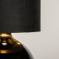Foto 15340-7: Schwarze Tischlampe im Boutique-Hotel-Stil mit Kugelsockel und Samtschirm mit goldener Innenseite
