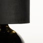 Foto 15340-8: Schwarze Tischlampe im Boutique-Hotel-Stil mit Kugelsockel und Samtschirm mit goldener Innenseite