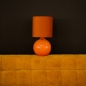 Foto 15342-11: Klassieke tafellamp met bol als voet en velvet kap in oranje met goud