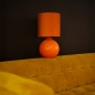 Foto 15342-12: Klassieke tafellamp met bol als voet en velvet kap in oranje met goud