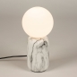 Foto 15349-2: Witte tafellamp met marmer look en bol van wit glas 