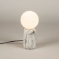 Foto 15349-3: Witte tafellamp met marmer look en bol van wit glas 