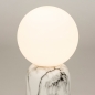 Foto 15349-4: Witte tafellamp met marmer look en bol van wit glas 