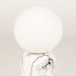 Foto 15349-5: Witte tafellamp met marmer look en bol van wit glas 