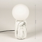 Foto 15349-7: Witte tafellamp met marmer look en bol van wit glas 