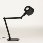 Foto 15424-5 schuinaanzicht: Zwarte bureaulamp met gouden binnenkant en verstelbare knikarm