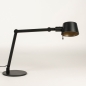 Foto 15424-6 schuinaanzicht: Zwarte bureaulamp met gouden binnenkant en verstelbare knikarm