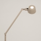 Foto 15425-4 zijaanzicht: Beige vloerlamp met knikarm, gouden binnenkant en schakelaar op het armatuur