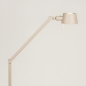 Foto 15425-5 zijaanzicht: Beige vloerlamp met knikarm, gouden binnenkant en schakelaar op het armatuur