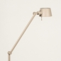 Foto 15425-7 schuinaanzicht: Beige vloerlamp met knikarm, gouden binnenkant en schakelaar op het armatuur