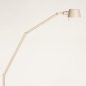 Foto 15430-7 zijaanzicht: Hoge staande leeslamp in beige met verstelbare arm en schakelaar op armatuur 