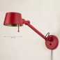 Foto 15437-1: Rote Wandleuchte mit Gelenkarm mit Kabel und Stecker 