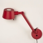 Foto 15437-5: Rote Wandleuchte mit Gelenkarm mit Kabel und Stecker 