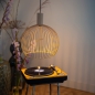 Foto 15514-3 sfeerfoto: Extra grote draad bol hanglamp van metaal in beige 