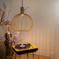 Foto 15514-4 sfeerfoto: Extra grote draad bol hanglamp van metaal in beige 