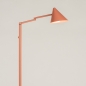 Foto 15521-4 zijaanzicht: Roze vloerlamp van metaal met knikarm in Scandinavische stijl