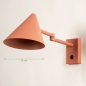 Foto 15529-1 maatindicatie: Roze wandlamp in Scandinavische stijl met knikarm en schakelaar op de wandplaat