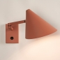 Foto 15529-4 vooraanzicht: Roze wandlamp in Scandinavische stijl met knikarm en schakelaar op de wandplaat