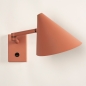 Foto 15529-5 vooraanzicht: Roze wandlamp in Scandinavische stijl met knikarm en schakelaar op de wandplaat