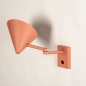 Foto 15529-6 schuinaanzicht: Roze wandlamp in Scandinavische stijl met knikarm en schakelaar op de wandplaat