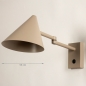 Foto 15530-1 maatindicatie: Beige wandlamp in Scandinavische stijl met knikarm en schakelaar op de wandplaat 